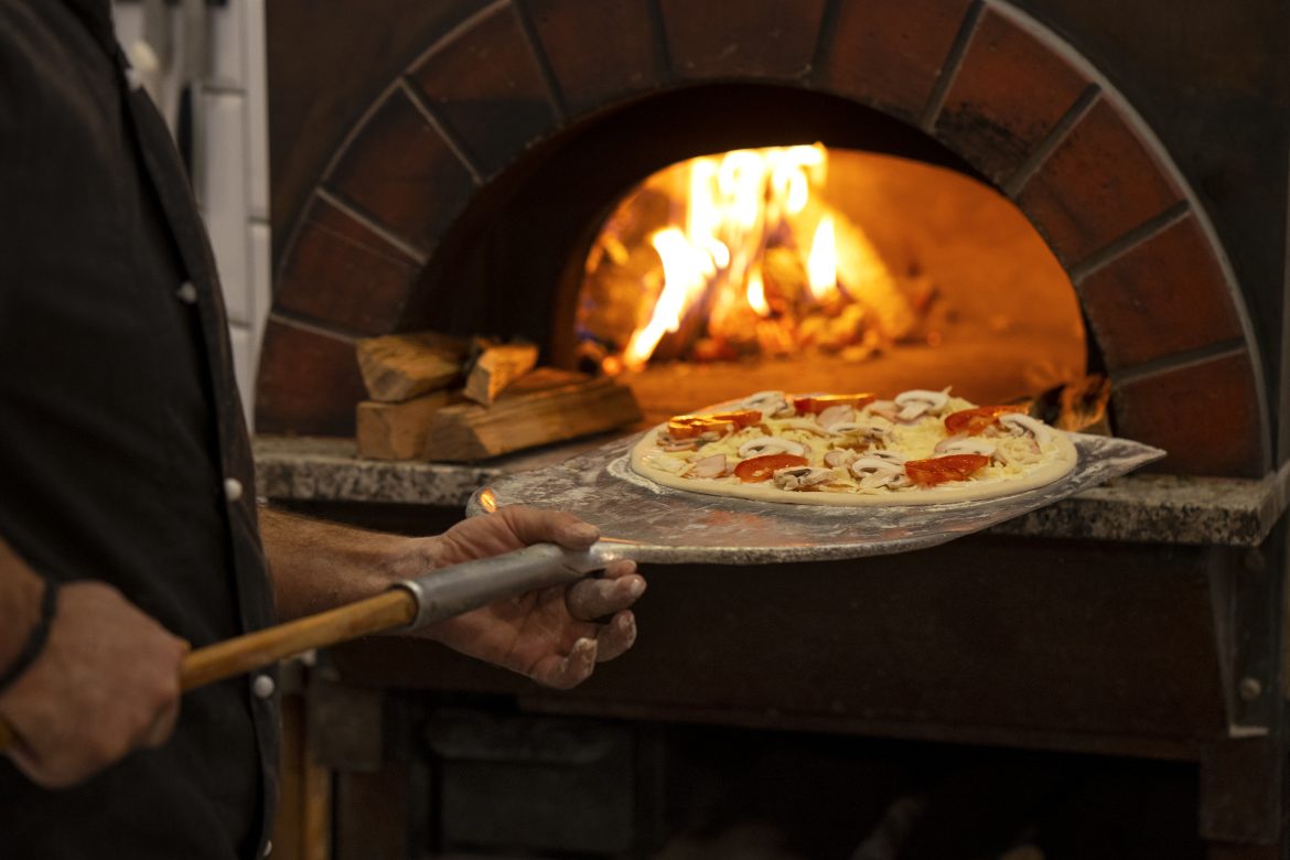 Pizza Forno a Legna: Il Segreto per un Gusto Autentico e Croccante